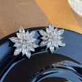 Orecchini a fiore in argento con cristalli taglio marquise su un piedistallo nero - Oro Fiore con Strass / Oro (Perno in argento)