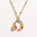 Collana dorata con un vivace ciondolo a forma di cuffie arancioni e oro su sfondo bianco - Cuffie Arancioni