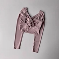 Vue détaillée du crop top manches longues rose poudré avec dos croisé sportif - S / Haut à Manches Longues / Violet Taro