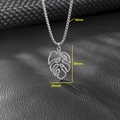 Silberne Palmblatt-Halskette aus Edelstahl mit Größenangaben auf dunklem Lederhintergrund - Silber