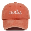 Detail der weißen auntie Stickerei auf der vintage gewaschenen rostroten Baseballkappe - Verstellbar / Tante / Orange