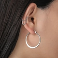 Silbernes Ohrring-Set mit Creolen und Earcuff-Kette an einem Modellohr - Große Creolen Doppelkette Ohrmanschette Set (9465) / Set 1 / Stahlfarben