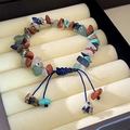 Bracelet fait main avec pierres naturelles colorées et cordon tressé bleu ajustable - Style de Pierres Naturelles Concassées Fait Main