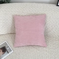 Detail van de roze corduroy kussenhoes op een witte bank met een modetijdschrift - Roze