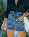 Detailansicht der High-Waist Washed-Denim-Shorts mit passendem Bindegürtel und Seitentaschen - L / Dunkelblau