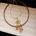 Braunes Lederarmband-Set mit goldenen Sonnen- und Sternanhängern und Kristallen - Gold und Braun Halsketten Set