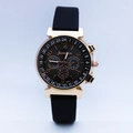 Détail du boîtier doré avec cadran fonctionnel noir et bracelet en silicone texturé - Boîtier Doré avec Bracelet Noir