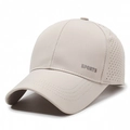 Ademende heren baseballpet in beige met lasergaatjes en sportief metalen embleem - Beige / Verstelbaar