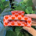 Pince à cheveux rectangulaire rose avec motifs de cœurs rouges et fini brillant - Base Rose Vif Cœur Rouge