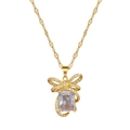 Collana di lusso in titanio dorato con ciondolo a fiocco di cristallo su uno sfondo bianco - Diamante Quadrato con Fiocco Dorato (E326)