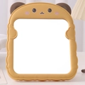 Specchio da trucco a forma di toast con orecchie da orso e una cornice giallo caldo - Orecchio d'orso-Giallo / Uno Specchio A Forma Di Toast Di Un Caldo Colore Giallo Con Orecchie Da Orso Marroni.