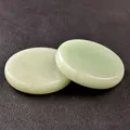 Polierte 40mm hellgrüne Kristall-Discs mit glatten Kanten und Natursteinstruktur - Grüner Aventurin