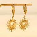 Goldene Edelstahl-Ohrringe mit Sonnenstrahlen-Herz-Anhängern auf einem Ständer - Gold Hohle Herz Sonnenstrahlen Ohrhänger (A-66)