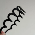 Diadema ondulada negra simple de plástico flexible para un peinado diario seguro y cómodo - Negro (LZ663)