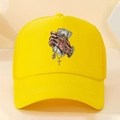 Detail der gelben Trucker-Cap mit Hip-Hop-Grafik und Händen, die Dollarnoten halten - Gelb