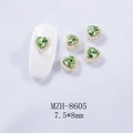 Détail macro d'un bijou d'ongle cœur 3D avec pierre verte et mini perles sur un ongle blanc - 1 Pièce / Vert Fruit (8605)