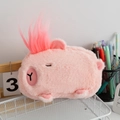 Astuccio di peluche rosa capybara con ricamo carino su un organizer da scrivania - Rosa