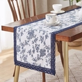 Blauer geblümter Tischläufer aus Baumwollleinen mit Spitzenbordüre auf dem Holztisch - 40x90cm / Blau-Weißes Blumenmuster