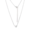 Vue détaillée du pendentif cœur argenté avec lettre N gravée et fermoir mousqueton - Lettre N / Acier