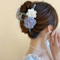Détail de grandes fleurs en tissu gris et blanc sur pince à cheveux portée par un modèle - 14# Pince à cheveux-Fleur grise