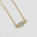 Makroaufnahme des Teufelsauge-Anhängers in Gold mit blauer Perle und Zirkonia - Blauer Zirkonia Böser Blick (XL3377-3)