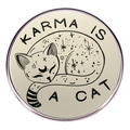 Spilla rotonda Karma is a Cat con illustrazione di gatto e motivi di stelle - Bianco