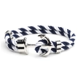 Nahaufnahme eines nautischen Seilarmbands mit blau-weißen Streifen und Ankerverschluss - Blau Weißes Seil Silberne Schnalle