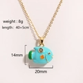 Dettaglio della collana con ciondolo a pesce, peso di 8g e catena regolabile di 40+5cm - Celeste