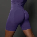 Nahaufnahme der nahtlosen lila Yoga-Shorts mit hohem Bund und Rippstrick-Unterstützung - Dunkellila