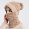 Cappello in maglia kaki chiaro con sciarpa e maschera integrate e pompon in pelliccia - Cachi