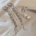 Elegantes 3er-Set silberne Acryl-Ohrringe mit Quasten auf beigefarbenem Satinstoff - 3er-Set - Quaste/Flüssigmetall/Weiße Ohrstecker / Silber