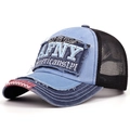Dettaglio della toppa ricamata AFNY sul berretto trucker in denim vintage e mesh - Regolabile / Blu