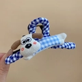 Dettaglio di un fermaglio per capelli a scacchi blu con una graziosa figura di cane in peluche - Blu Gingham Bassotto