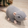 Peluche a forma di topo grigio disteso con dettagli rosa su un tappeto intrecciato beige - Grigio / 30cm Inclusa la Coda