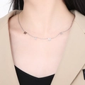 Collana MAMA in acciaio inossidabile argento su modella come regalo festa della mamma - Stile Lettera MAMA / Argento (KN235390-K)