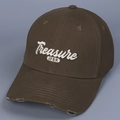 Gros plan sur la broderie 3D et le bord usé vintage de la casquette de baseball marron foncé - café