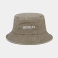 Détail de la broderie blanche Brooklyn et des coutures sur un bob en coton vintage - M (56-58cm) / Kaki