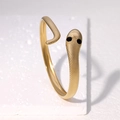 Bracciale a serpente dorato minimalista con trama a scaglie e occhi in pietra nera - Oro