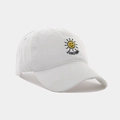 Dettaglio del ricamo a sole e visiera consumata su cappello in cotone bianco - Regolabile / Bianco