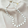 Elegante vergoldete Edelstahlkette mit herzförmigen Muschelperlen auf Seide - Halskette