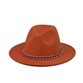 Dettaglio di un cappello di lana arancione acceso con catena decorativa viola intorno - Adulto 57-60cm / Arancione Brillante (01)
