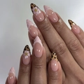 Französische Leoparden-Mandelnägel zum Aufdrücken mit 3D-Prägung und goldenen Blumendetails - Französischer Leopardenmuster 3D Rosa Blumenstil (JP4012)
