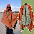 Poncho ethnique à capuche avec grand motif à carreaux orange et bleu sarcelle et bordure - Couleur 60
