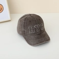 Détail de la casquette rétro en coton gris délavé avec broderie blanche HYC - NYC Café