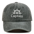 Detail der weißen Captain-Stickerei und des Steuerrad-Logos auf gewaschener Baseballkappe - Verstellbar / Armeegrün