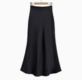 Jupe longue élégante en satin noir à taille haute avec ourlet évasé sur cintre en bois - Style Long Noir