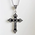 Collana con ciondolo a croce vintage in argento con cinque pietre nere su sfondo bianco - Nero