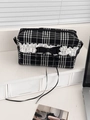Borsa per cosmetici a scacchi con fiocco di nastro nero e bordo in pizzo di classe - Finiture a Quadretti Bianchi e Neri