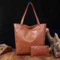 Dettaglio del set borsa tote in pelle marrone vintage con tasca e pochette abbinata - Set 2-in-1 con Cerniera / Marrone