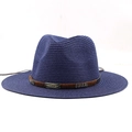 Détail d'un chapeau de paille bleu foncé avec boucle vintage et bande en cuir brun - Bleu marine